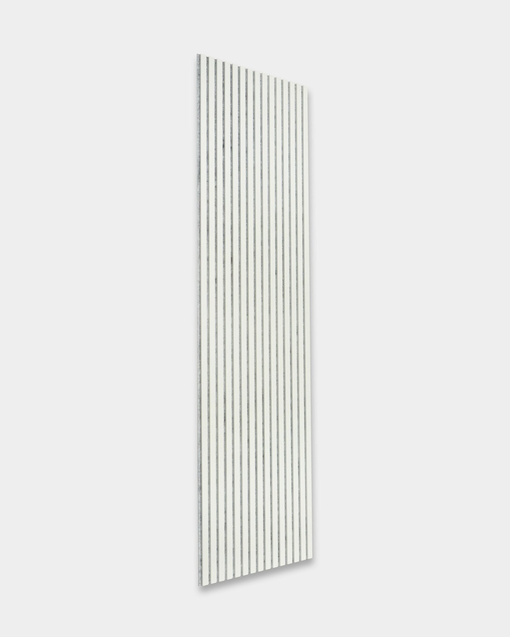 Akupanel Snow från WoodUpp, en vit akustisk ribbpanel med black spår (240 x 60 cm), monterad på en ljusgrå vägg för förbättrad akustik.